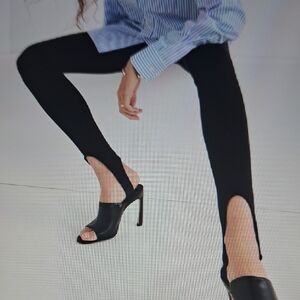 MEDIUM.   HALARA HIGH WAISTED ADJUSTABLE STIRRUP WITH BACK POCKETS